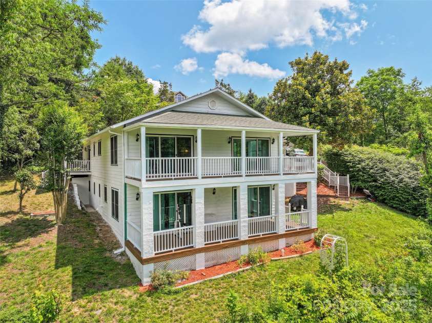 371 Clearview Drive, Waynesville, NC 28786.  MLS# CAR4275901, YatesRealty ID 26487. 
