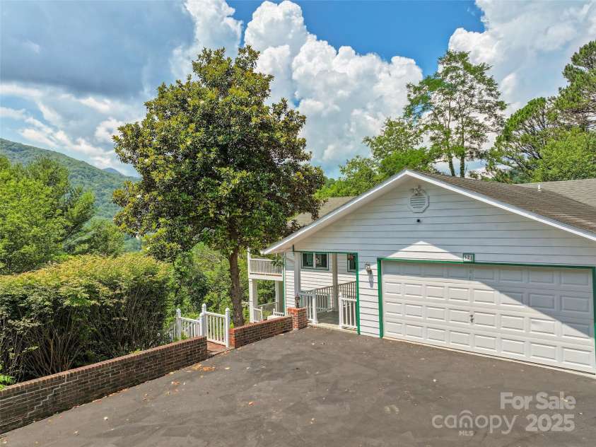 371 Clearview Drive, Waynesville, NC 28786.  MLS# CAR4275901, YatesRealty ID 26487. 