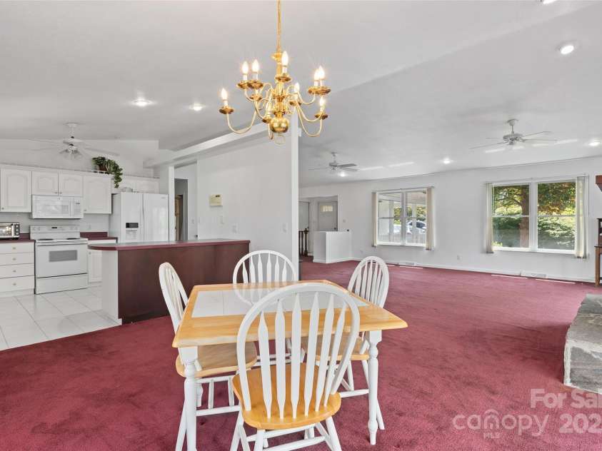 371 Clearview Drive, Waynesville, NC 28786.  MLS# CAR4275901, YatesRealty ID 26487. 