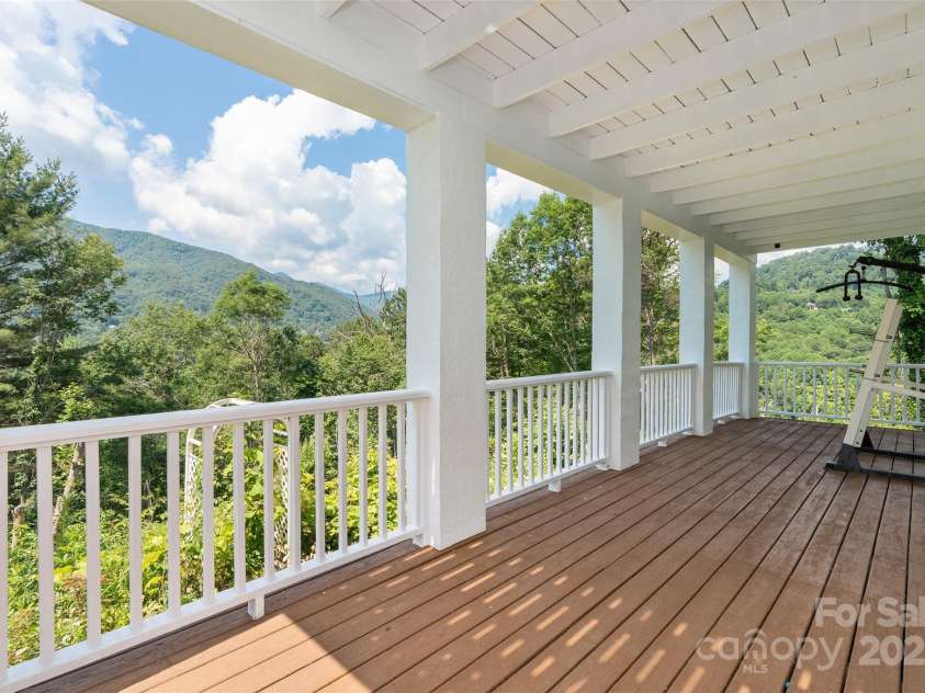 371 Clearview Drive, Waynesville, NC 28786.  MLS# CAR4275901, YatesRealty ID 26487. 
