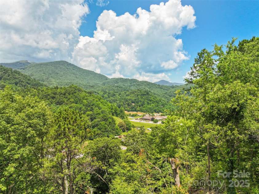 371 Clearview Drive, Waynesville, NC 28786.  MLS# CAR4275901, YatesRealty ID 26487. 