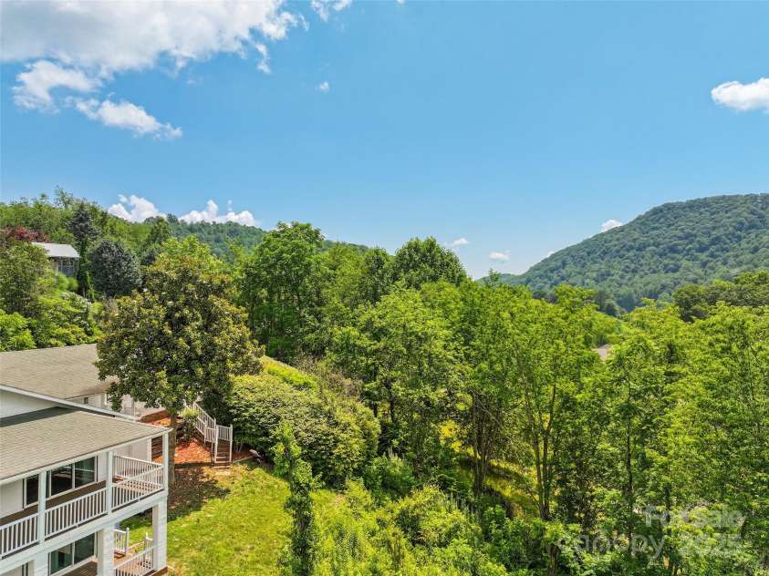 371 Clearview Drive, Waynesville, NC 28786.  MLS# CAR4275901, YatesRealty ID 26487. 