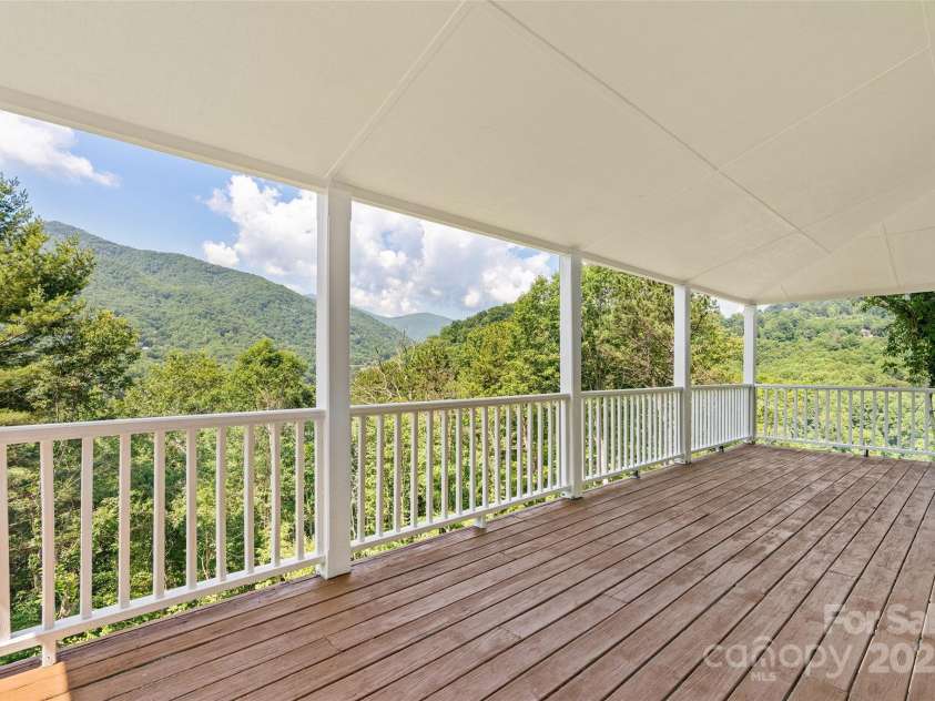 371 Clearview Drive, Waynesville, NC 28786.  MLS# CAR4275901, YatesRealty ID 26487. 