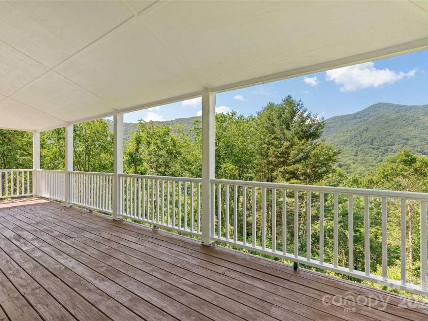 371 Clearview Drive, Waynesville, NC 28786.  MLS# CAR4275901, YatesRealty ID 26487. 