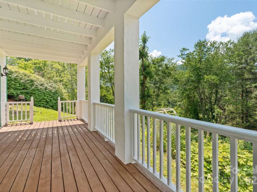 371 Clearview Drive, Waynesville, NC 28786.  MLS# CAR4275901, YatesRealty ID 26487. 