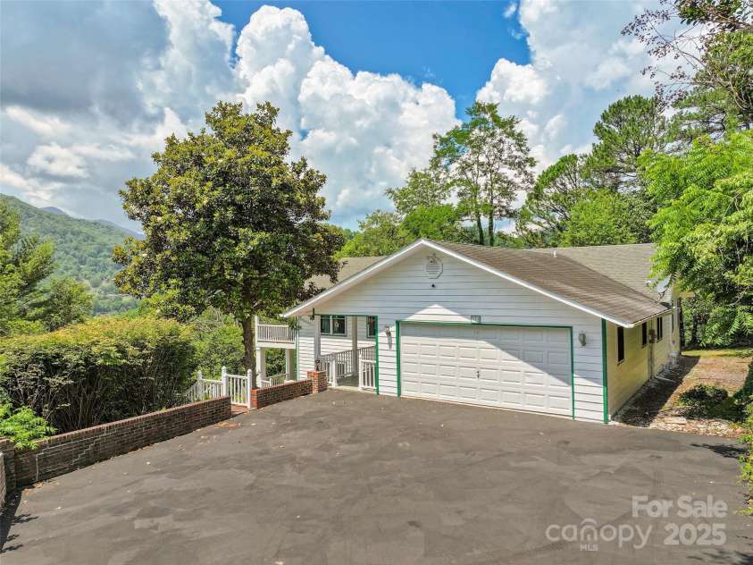 371 Clearview Drive, Waynesville, NC 28786.  MLS# CAR4275901, YatesRealty ID 26487. 