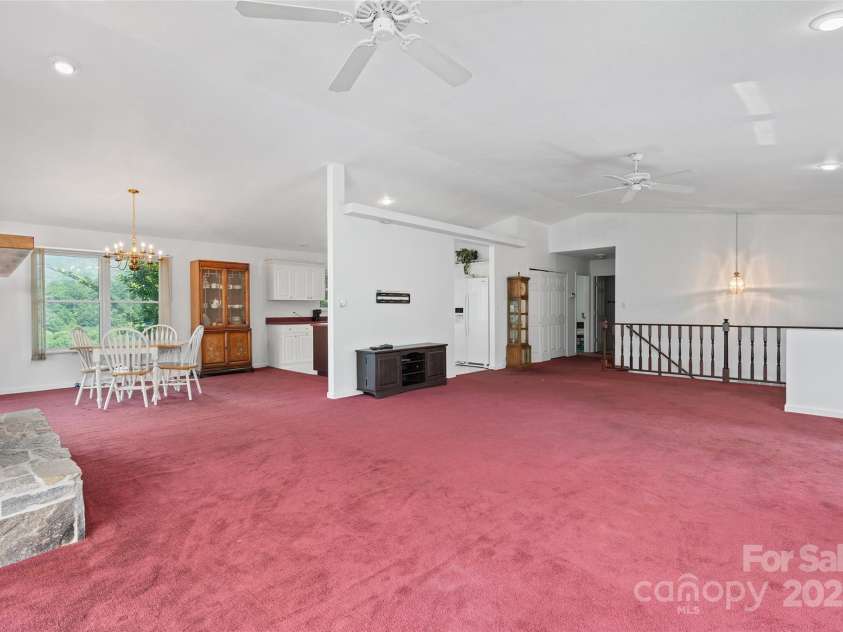 371 Clearview Drive, Waynesville, NC 28786.  MLS# CAR4275901, YatesRealty ID 26487. 