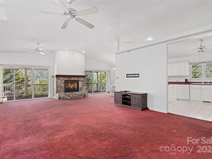 371 Clearview Drive, Waynesville, NC 28786.  MLS# CAR4275901, YatesRealty ID 26487. 