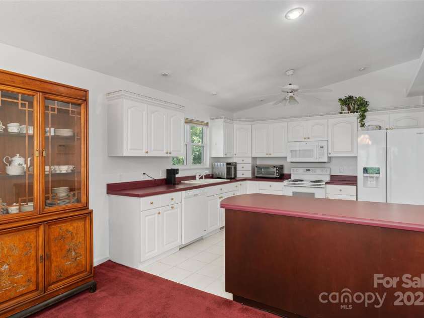 371 Clearview Drive, Waynesville, NC 28786.  MLS# CAR4275901, YatesRealty ID 26487. 