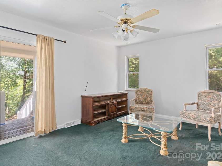 371 Clearview Drive, Waynesville, NC 28786.  MLS# CAR4275901, YatesRealty ID 26487. 