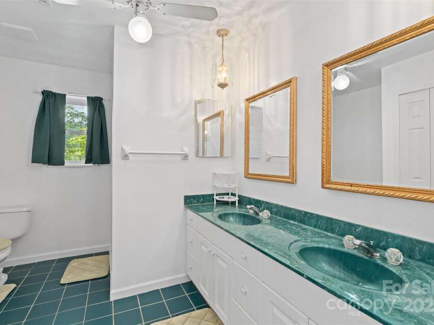 371 Clearview Drive, Waynesville, NC 28786.  MLS# CAR4275901, YatesRealty ID 26487. 