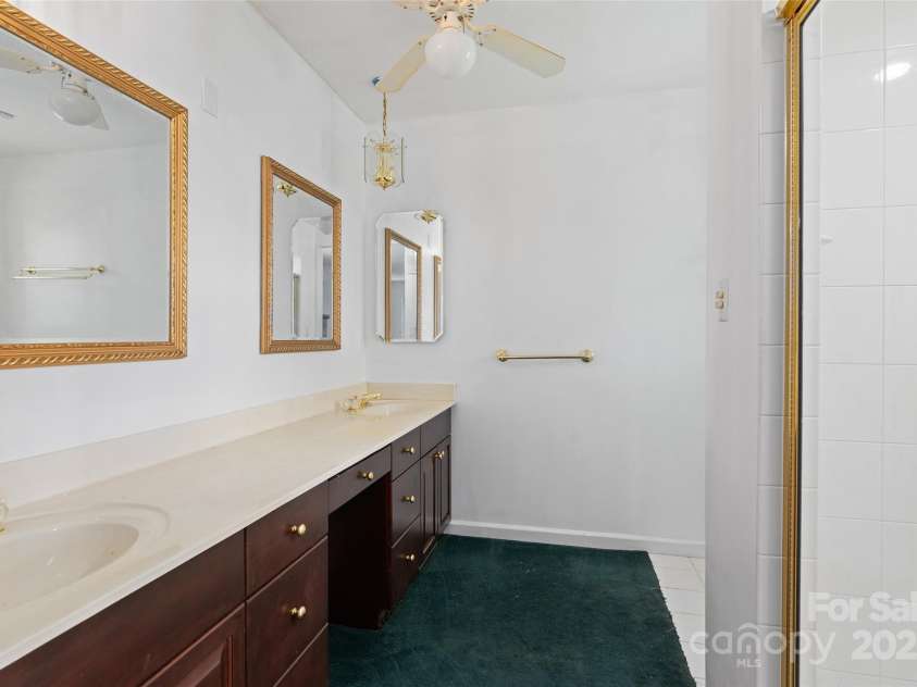 371 Clearview Drive, Waynesville, NC 28786.  MLS# CAR4275901, YatesRealty ID 26487. 