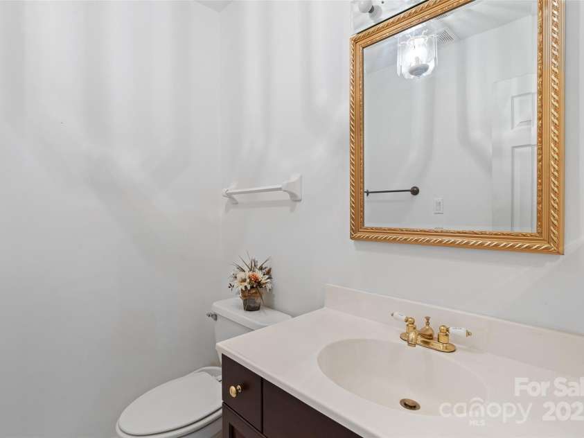 371 Clearview Drive, Waynesville, NC 28786.  MLS# CAR4275901, YatesRealty ID 26487. 