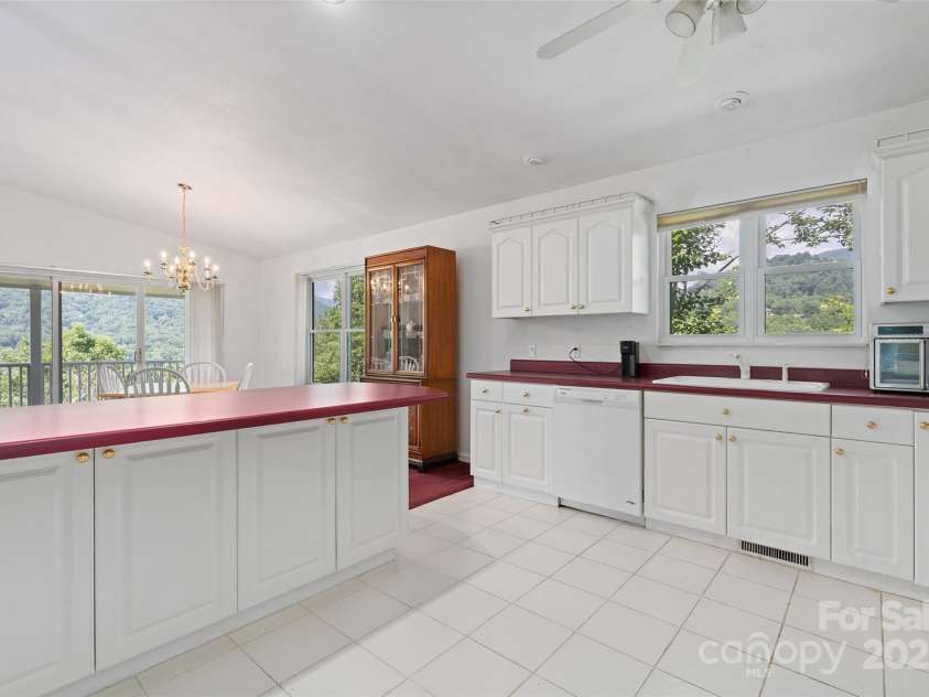 371 Clearview Drive, Waynesville, NC 28786.  MLS# CAR4275901, YatesRealty ID 26487. 