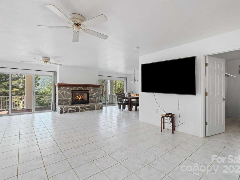 371 Clearview Drive, Waynesville, NC 28786.  MLS# CAR4275901, YatesRealty ID 26487. 