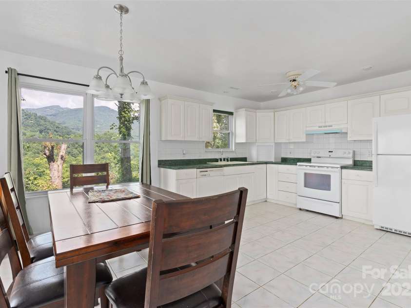 371 Clearview Drive, Waynesville, NC 28786.  MLS# CAR4275901, YatesRealty ID 26487. 