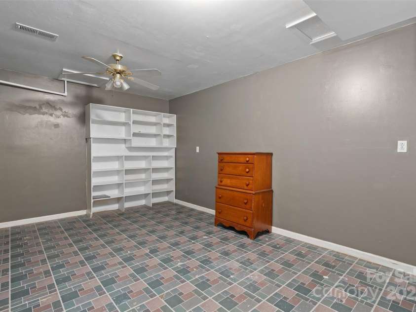 371 Clearview Drive, Waynesville, NC 28786.  MLS# CAR4275901, YatesRealty ID 26487. 