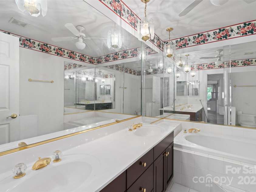 371 Clearview Drive, Waynesville, NC 28786.  MLS# CAR4275901, YatesRealty ID 26487. 