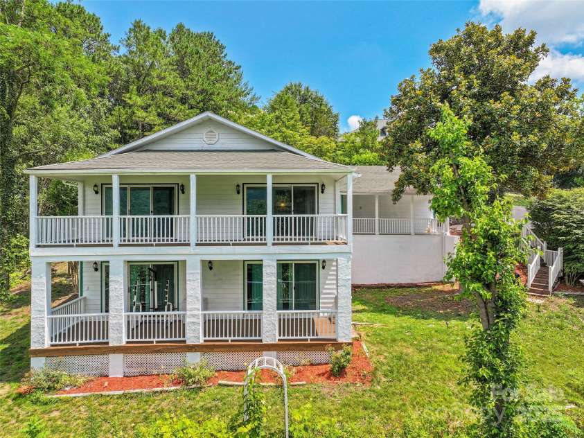 371 Clearview Drive, Waynesville, NC 28786.  MLS# CAR4275901, YatesRealty ID 26487. 