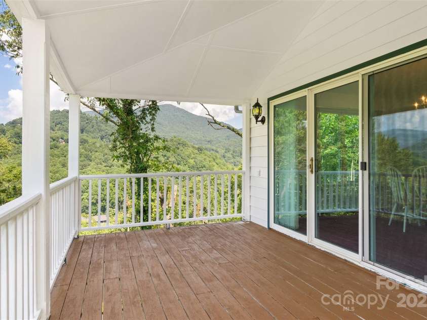 371 Clearview Drive, Waynesville, NC 28786.  MLS# CAR4275901, YatesRealty ID 26487. 