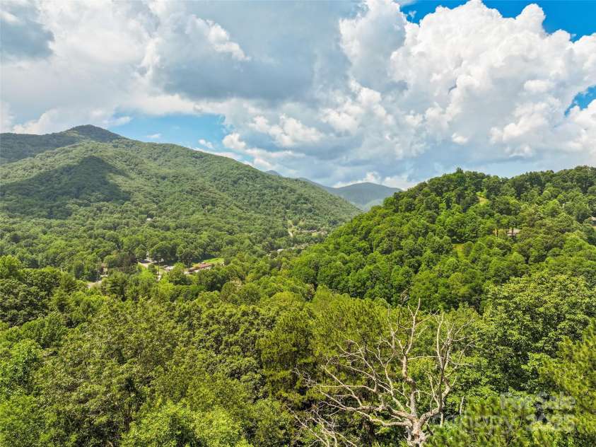 371 Clearview Drive, Waynesville, NC 28786.  MLS# CAR4275901, YatesRealty ID 26487. 