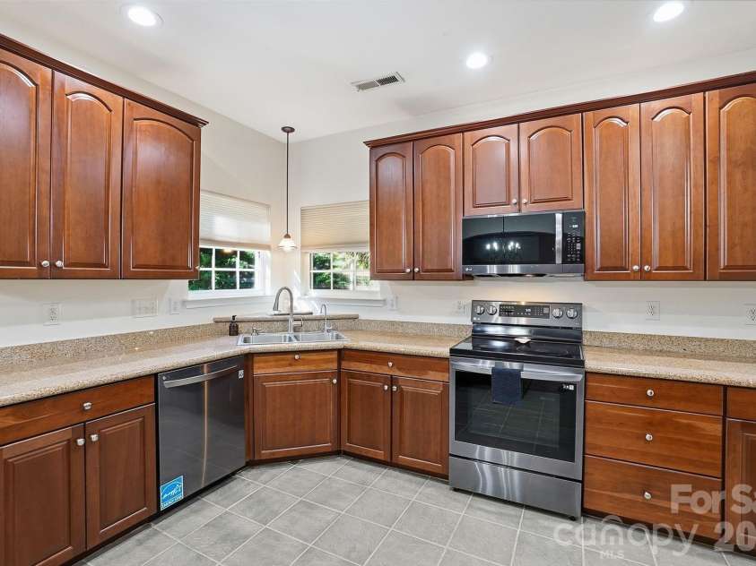 734 Lynnwood Farms Drive, Fort Mill, SC 29715.  MLS# CAR4369604, YatesRealty ID 26487. 