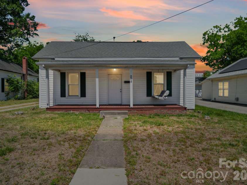 204 East Avenue, Kannapolis, NC 28083.  MLS# CAR4383991, YatesRealty ID 26488. 