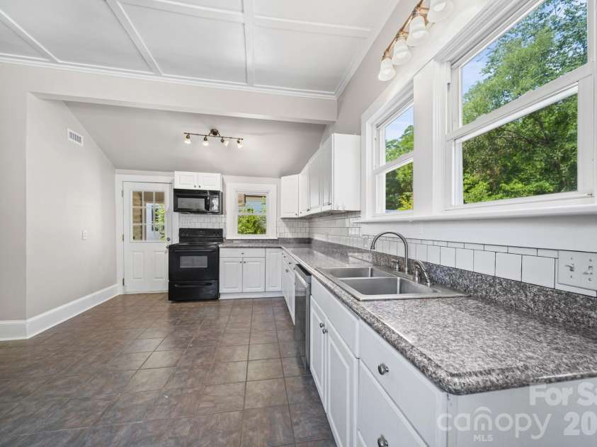 204 East Avenue, Kannapolis, NC 28083.  MLS# CAR4383991, YatesRealty ID 26488. 
