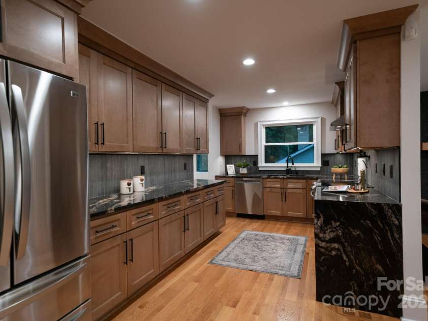 4901 Pine Ridge Road, Charlotte, NC 28226.  MLS# CAR4278391, YatesRealty ID 26490. Gourmet Kitchen