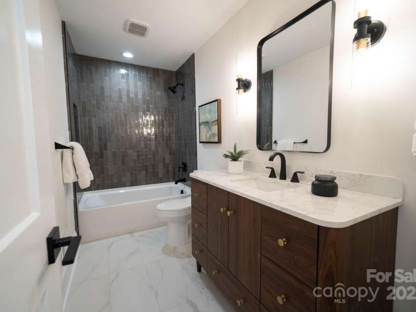 4901 Pine Ridge Road, Charlotte, NC 28226.  MLS# CAR4278391, YatesRealty ID 26490. Hall Bath