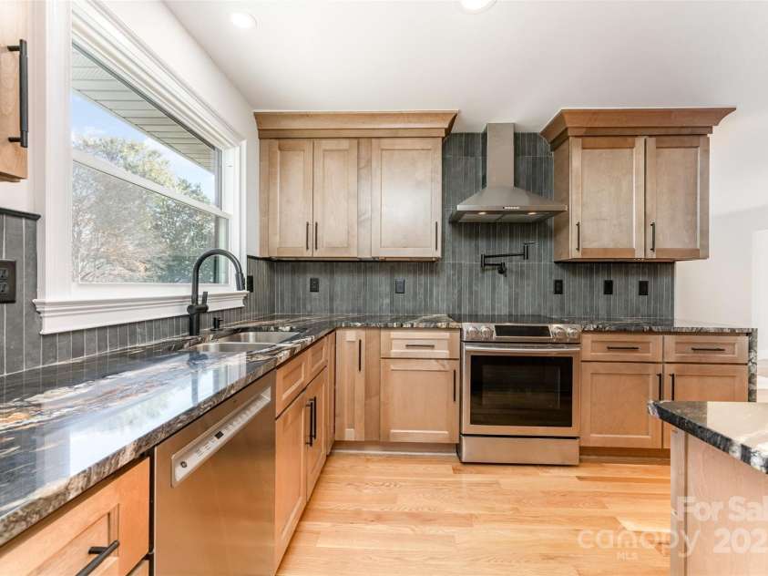 4901 Pine Ridge Road, Charlotte, NC 28226.  MLS# CAR4278391, YatesRealty ID 26490. Kitchen