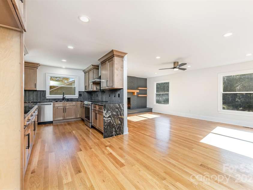 4901 Pine Ridge Road, Charlotte, NC 28226.  MLS# CAR4278391, YatesRealty ID 26490. Kitchen