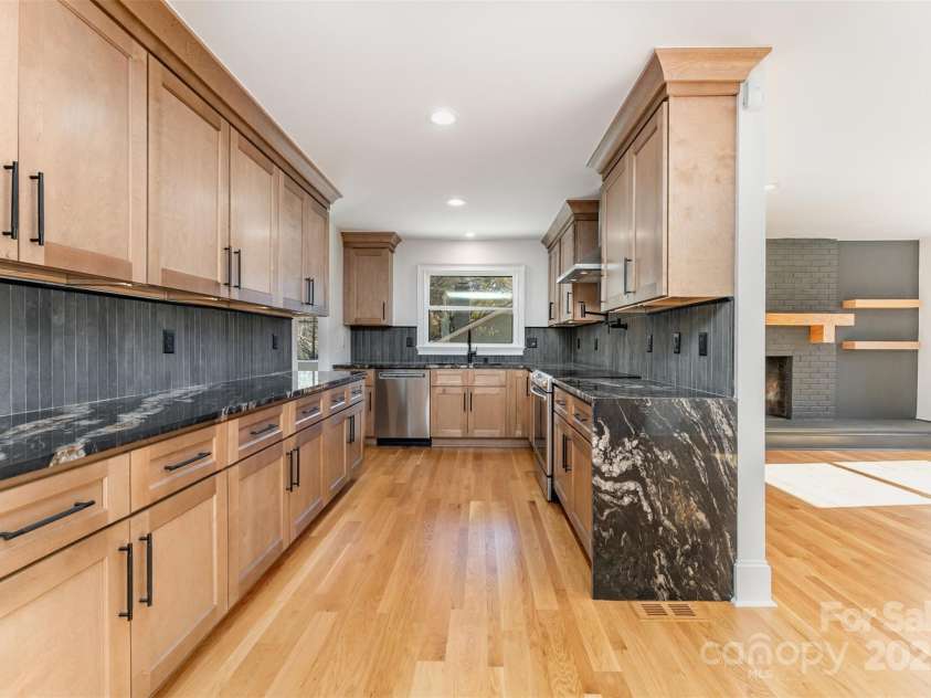 4901 Pine Ridge Road, Charlotte, NC 28226.  MLS# CAR4278391, YatesRealty ID 26490. Kitchen