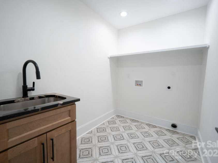 4901 Pine Ridge Road, Charlotte, NC 28226.  MLS# CAR4278391, YatesRealty ID 26490. Laundry Room