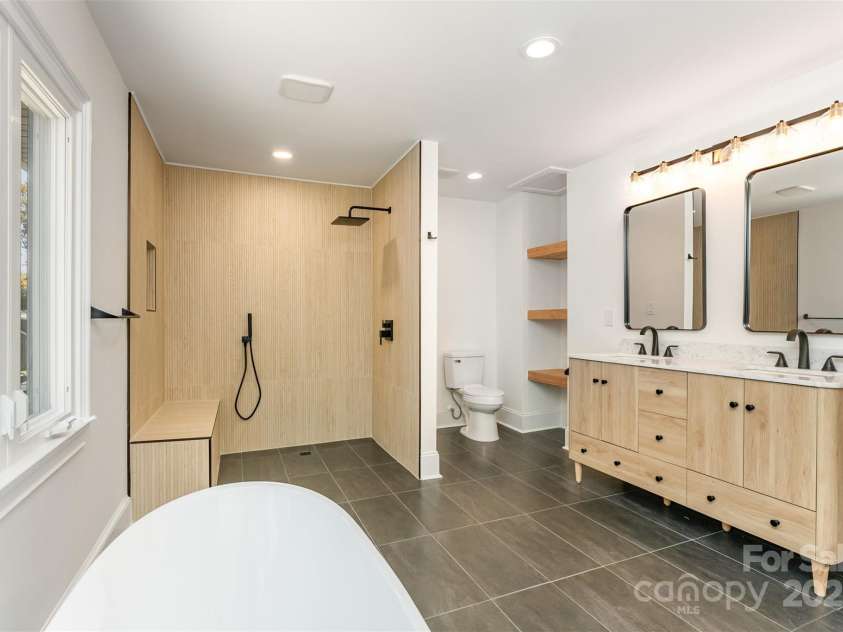 4901 Pine Ridge Road, Charlotte, NC 28226.  MLS# CAR4278391, YatesRealty ID 26490. Primary Suite Bath