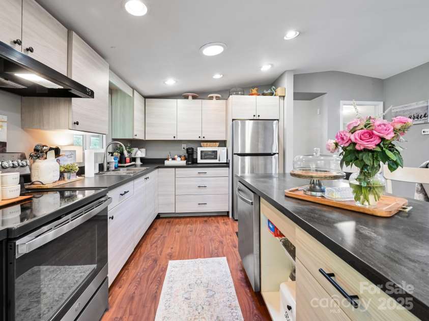 472 Hidden Valley Road, Clyde, NC 28721.  MLS# CAR4279135, YatesRealty ID 26491. 