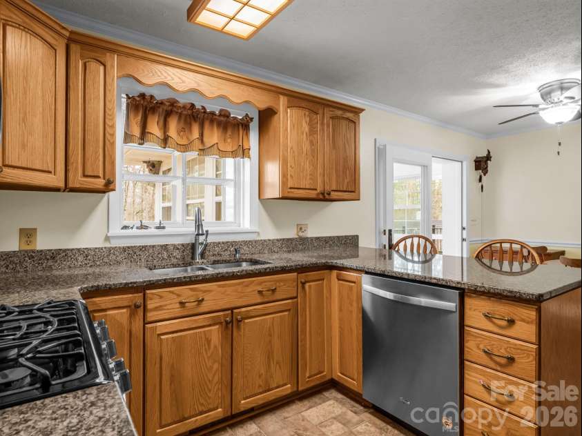 136 Old Tanglewood Trail, Hendersonville, NC 28739.  MLS# CAR4324799, YatesRealty ID 26492. 
