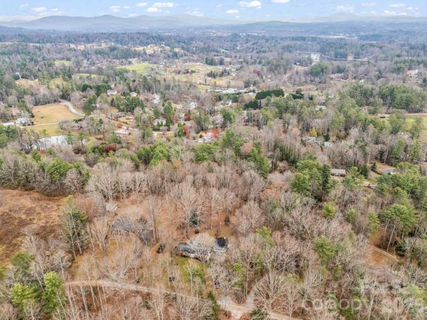 136 Old Tanglewood Trail, Hendersonville, NC 28739.  MLS# CAR4324799, YatesRealty ID 26492. 