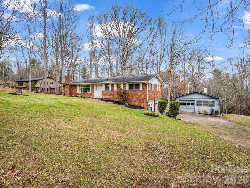 136 Old Tanglewood Trail, Hendersonville, NC 28739.  MLS# CAR4324799, YatesRealty ID 26492. Expansive front yard