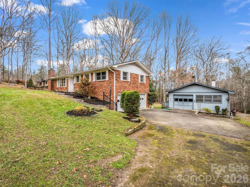 136 Old Tanglewood Trail, Hendersonville, NC 28739.  MLS# CAR4324799, YatesRealty ID 26492. Front and side