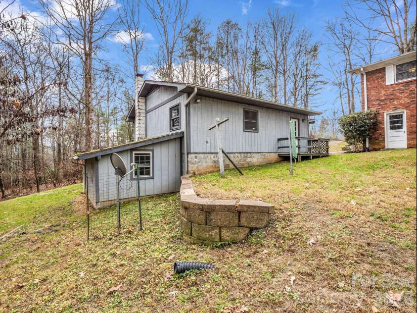 136 Old Tanglewood Trail, Hendersonville, NC 28739.  MLS# CAR4324799, YatesRealty ID 26492. Side yard
