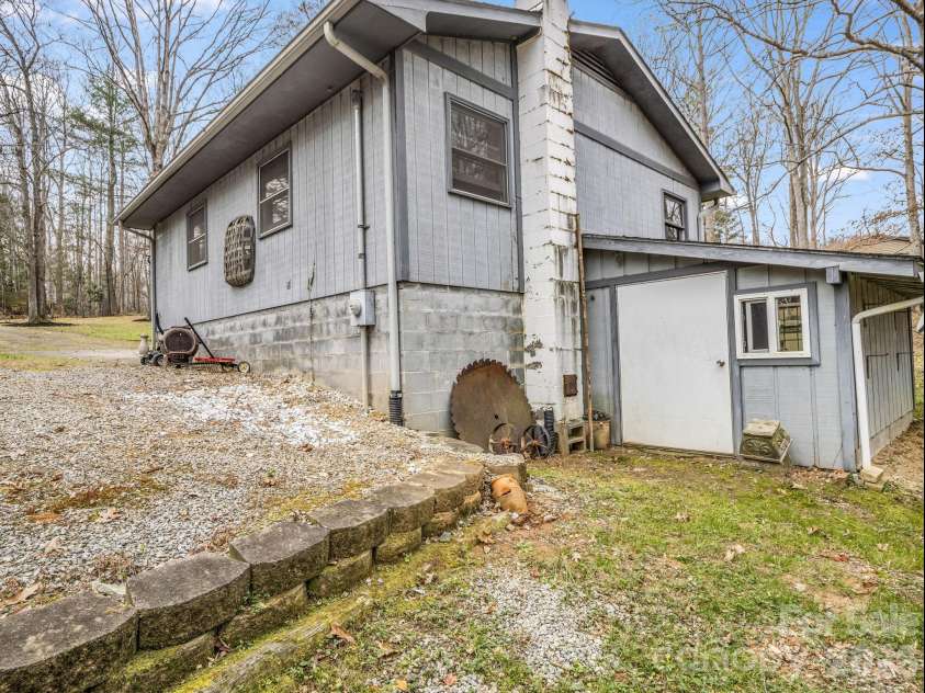 136 Old Tanglewood Trail, Hendersonville, NC 28739.  MLS# CAR4324799, YatesRealty ID 26492. Side yard