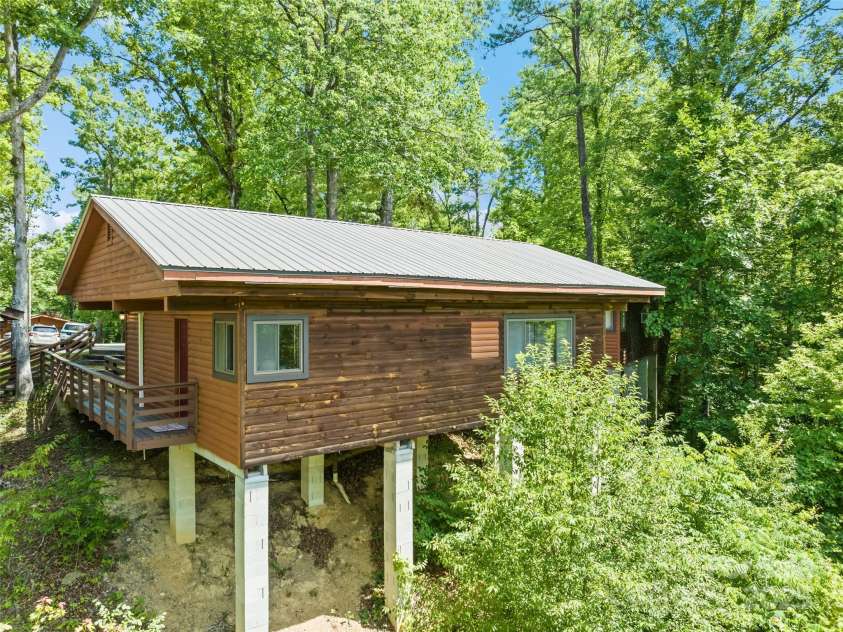299 Blue Ridge Parkway, Bryson City, NC 28713.  MLS# CAR4281714, YatesRealty ID 26493. 