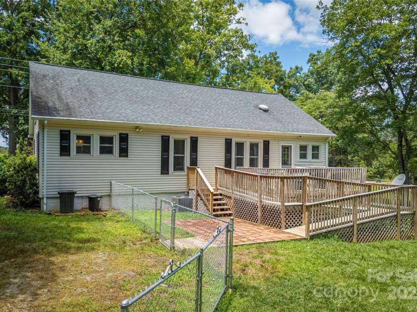 107 Burke Drive, Morganton, NC 28655.  MLS# CAR4281868, YatesRealty ID 26494. 
