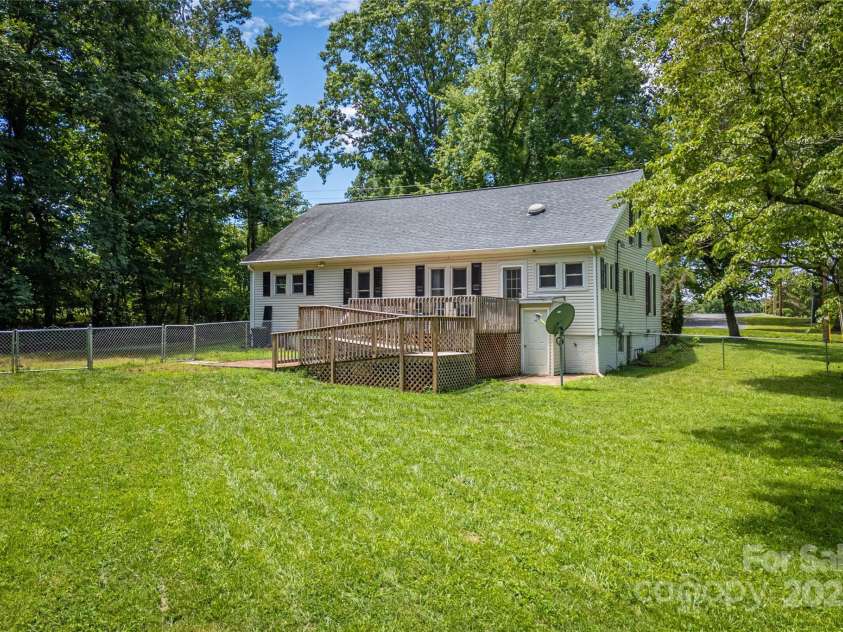 107 Burke Drive, Morganton, NC 28655.  MLS# CAR4281868, YatesRealty ID 26494. 