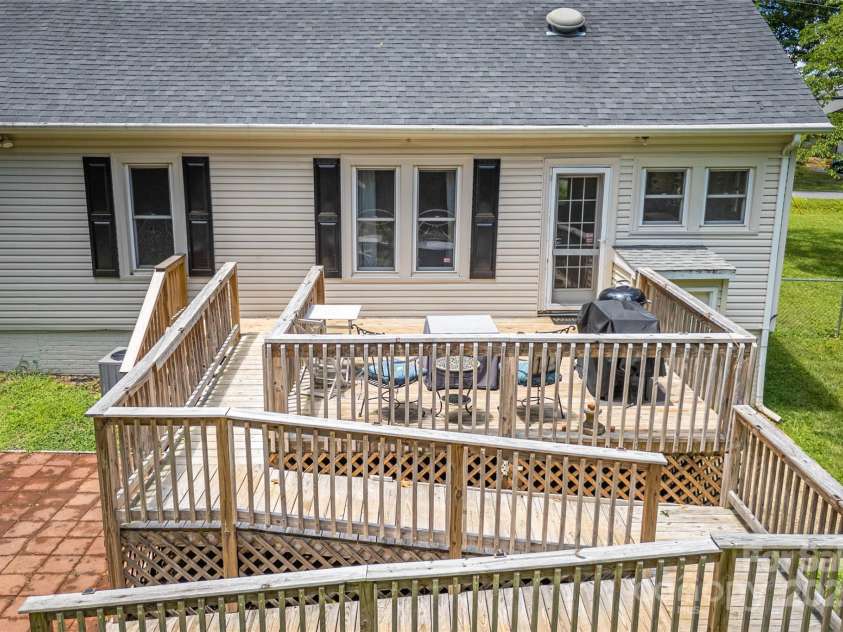 107 Burke Drive, Morganton, NC 28655.  MLS# CAR4281868, YatesRealty ID 26494. 