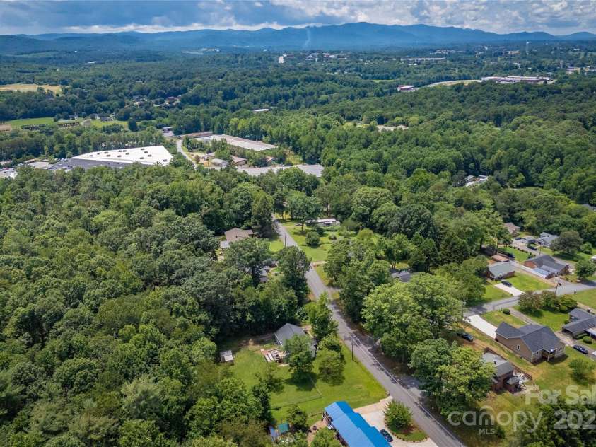 107 Burke Drive, Morganton, NC 28655.  MLS# CAR4281868, YatesRealty ID 26494. 