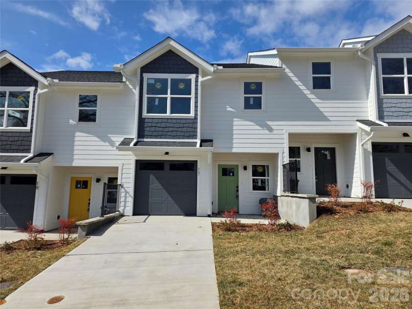 17 Bolton Street, Asheville, NC 28806.  MLS# CAR4344283, YatesRealty ID 26494. 