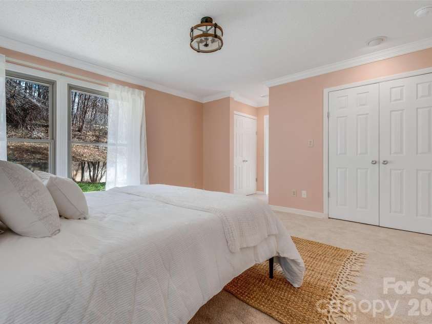63 Pinecroft Road, Asheville, NC 28804.  MLS# CAR4352217, YatesRealty ID 26495. 
