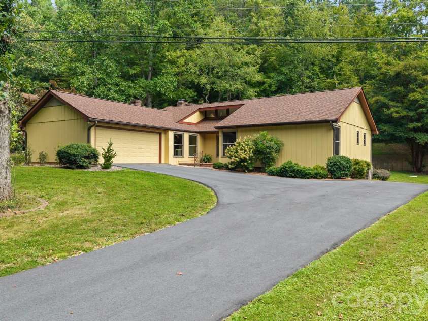 63 Pinecroft Road, Asheville, NC 28804.  MLS# CAR4352217, YatesRealty ID 26495. 